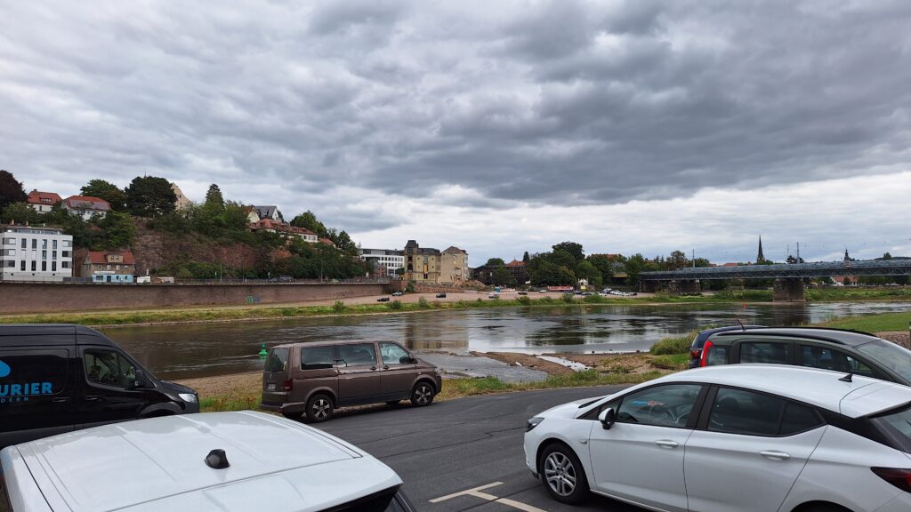 Blick auf die Elbe mit der Fussgaengerbruecke