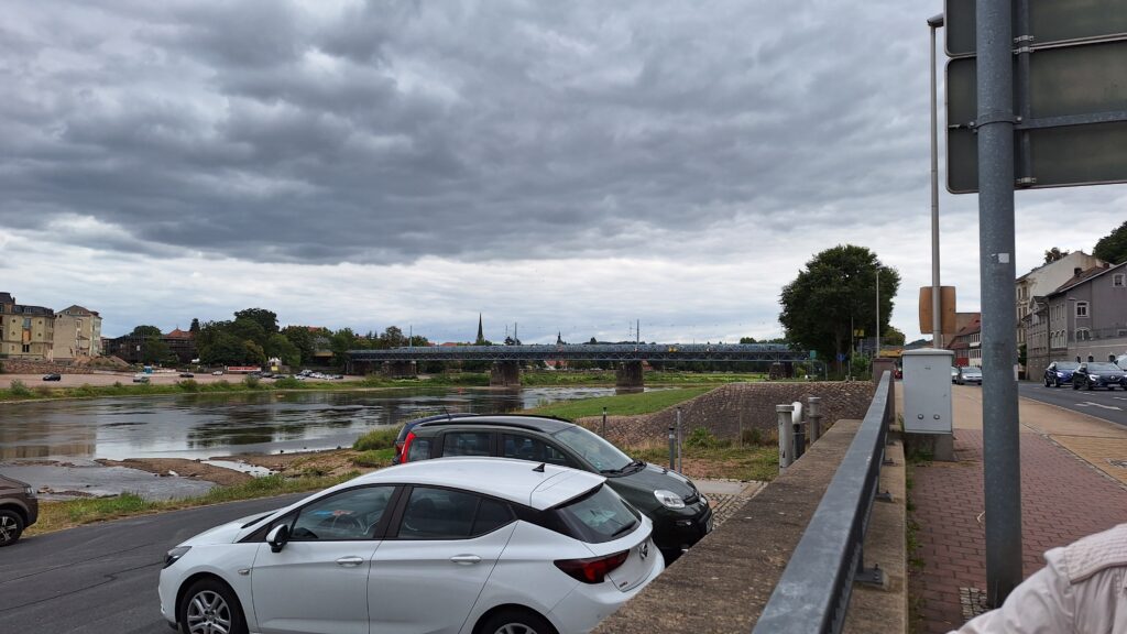 Blick auf die Elbe mit der Fussgaengerbruecke